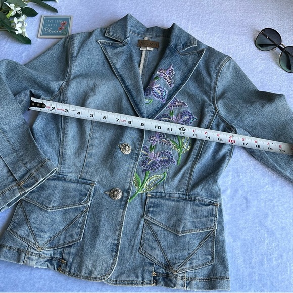 Women’s Sz M Classic Embroidered Denim Blazer Jacket Collar Neckline - Picture 10 of 16